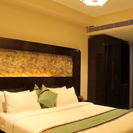 Zip By Spree Hotels Surat Bagian luar foto