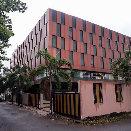 Zip By Spree Hotels Surat Bagian luar foto