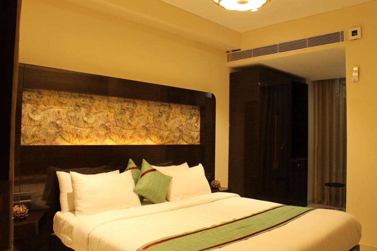 Zip By Spree Hotels Surat Bagian luar foto