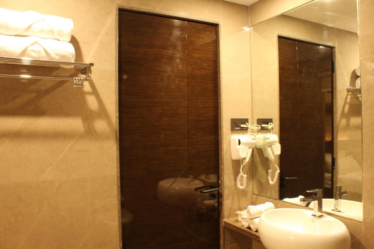 Zip By Spree Hotels Surat Bagian luar foto
