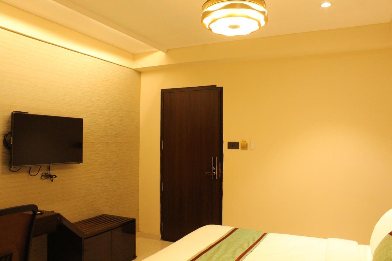 Zip By Spree Hotels Surat Bagian luar foto