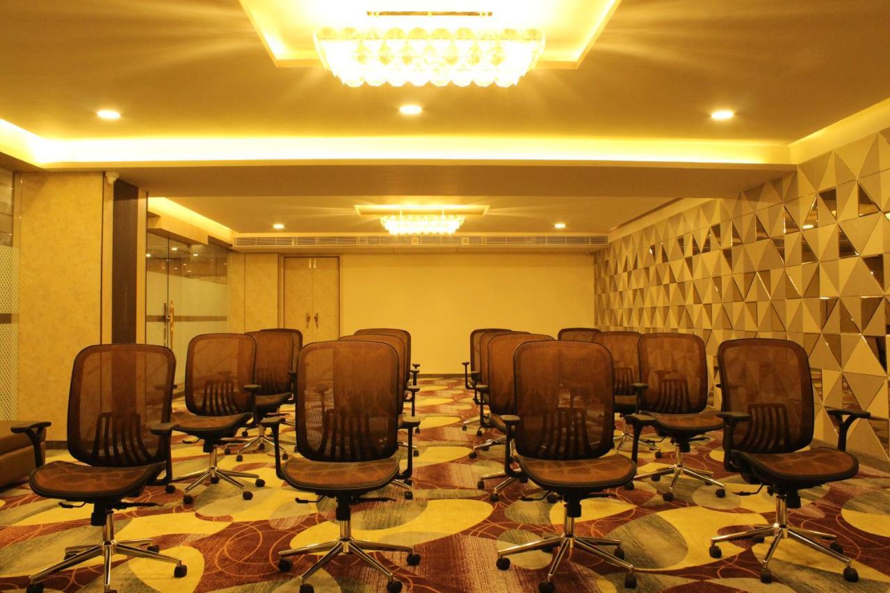 Zip By Spree Hotels Surat Bagian luar foto
