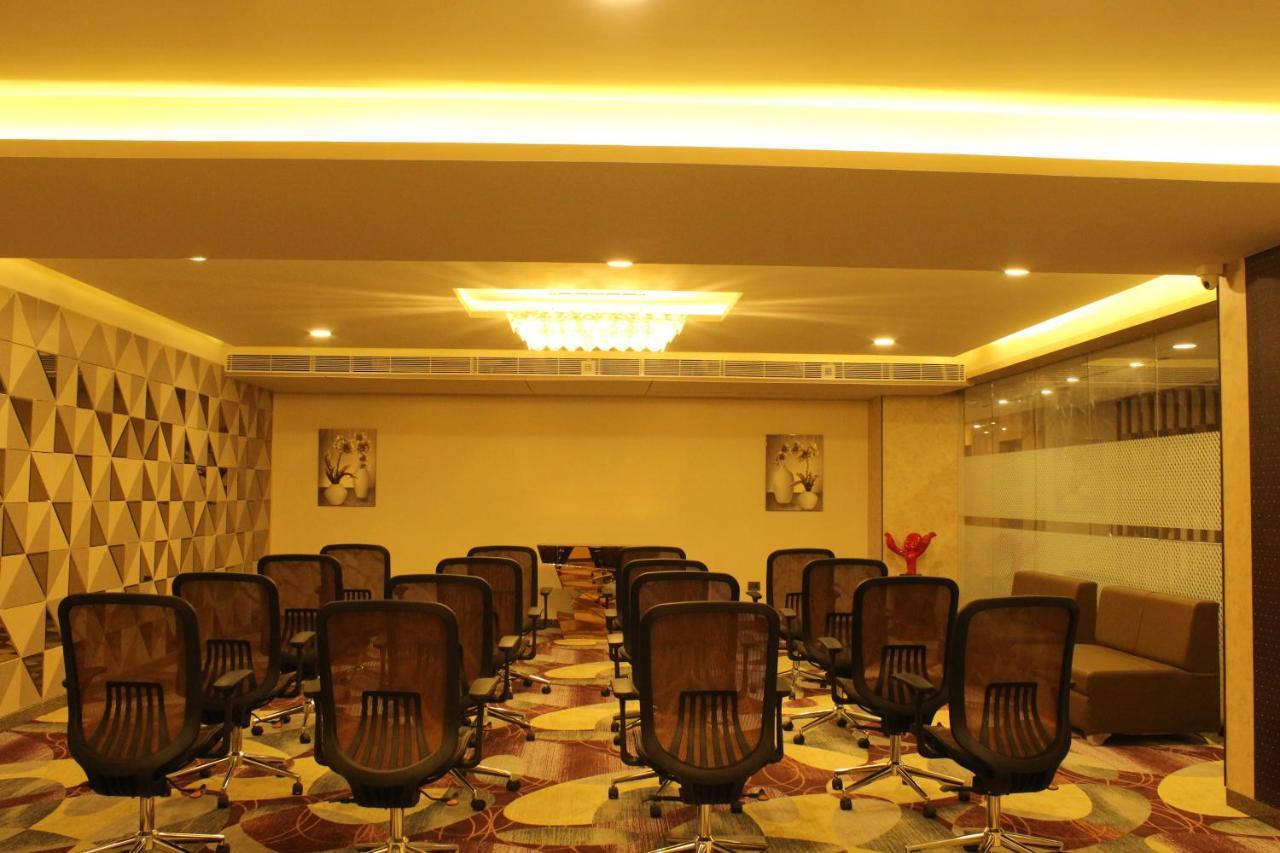 Zip By Spree Hotels Surat Bagian luar foto