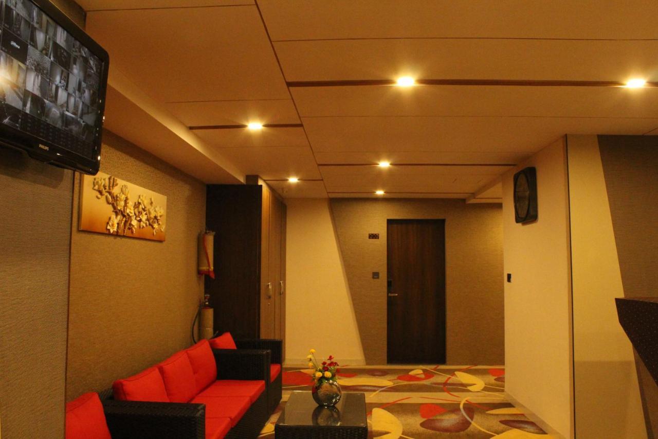 Zip By Spree Hotels Surat Bagian luar foto