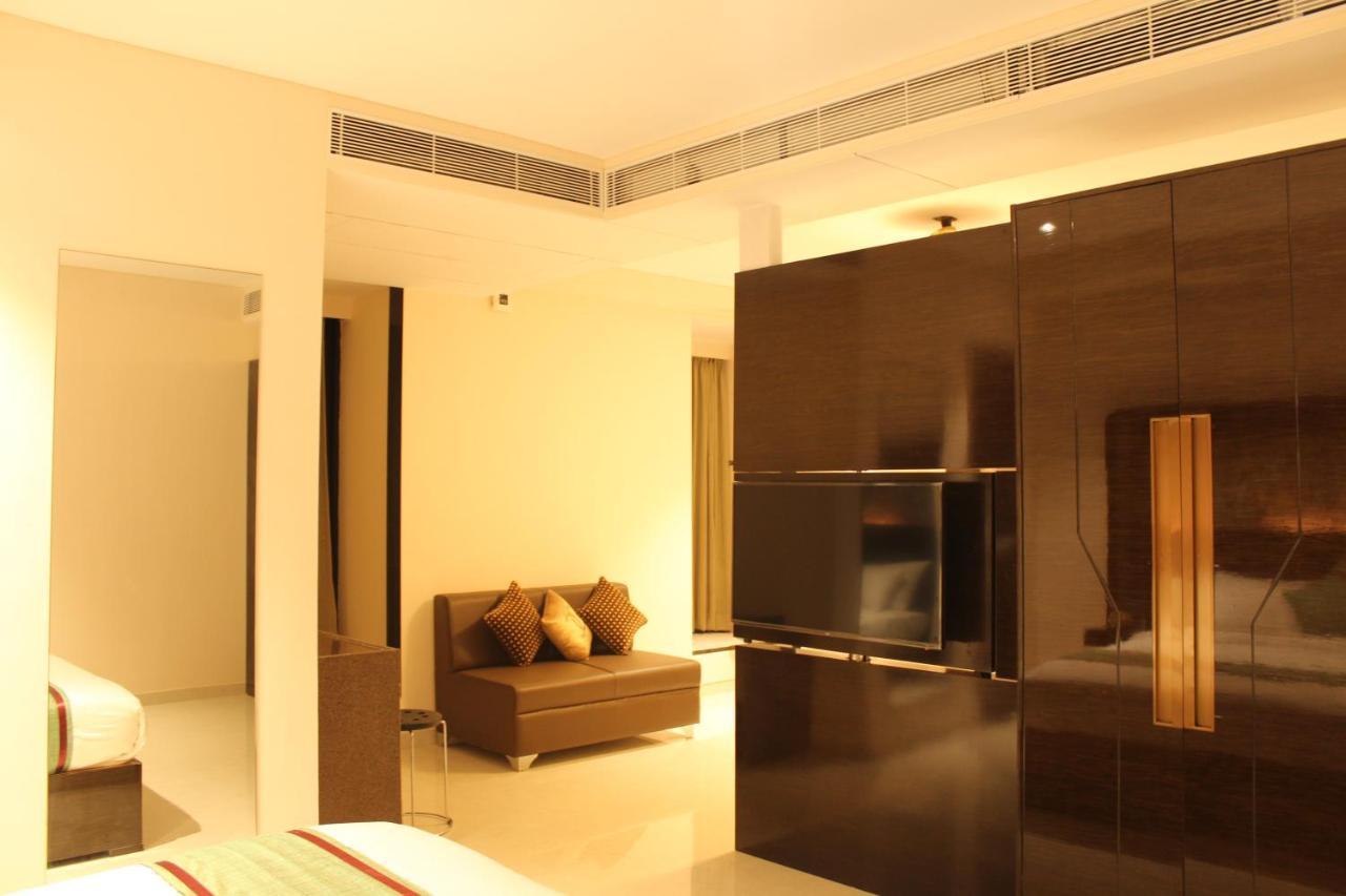 Zip By Spree Hotels Surat Bagian luar foto