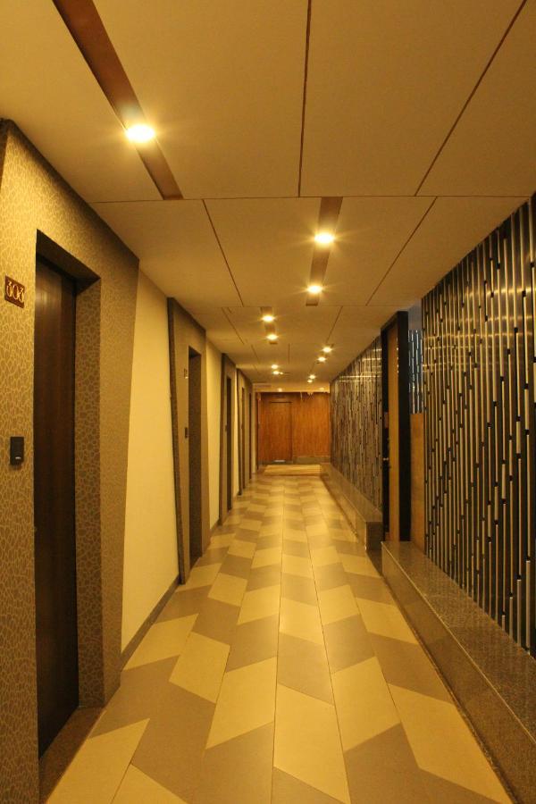 Zip By Spree Hotels Surat Bagian luar foto