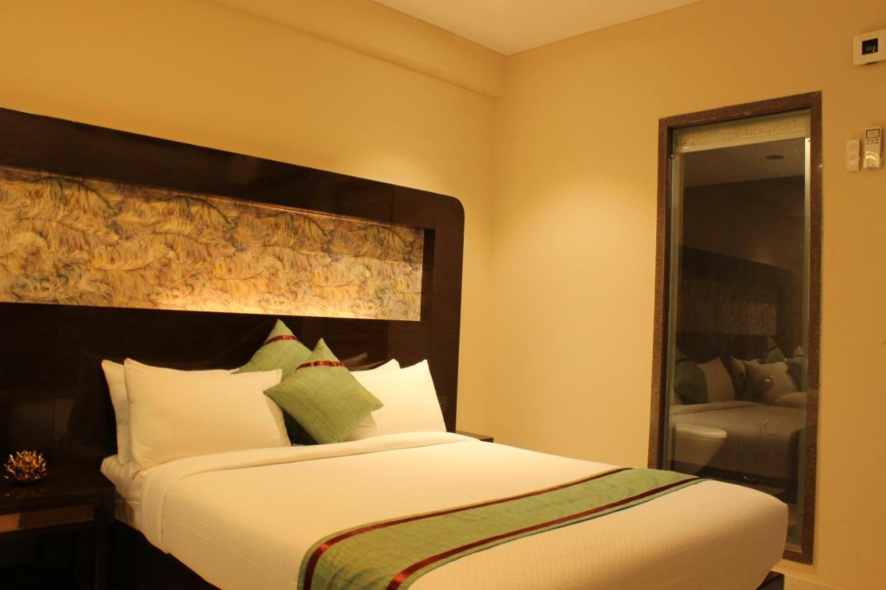 Zip By Spree Hotels Surat Bagian luar foto