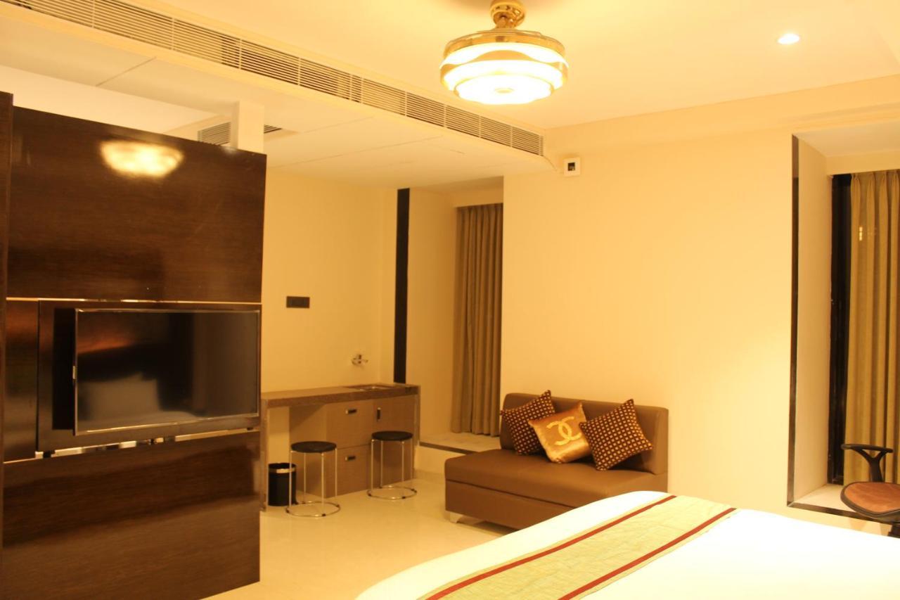 Zip By Spree Hotels Surat Bagian luar foto