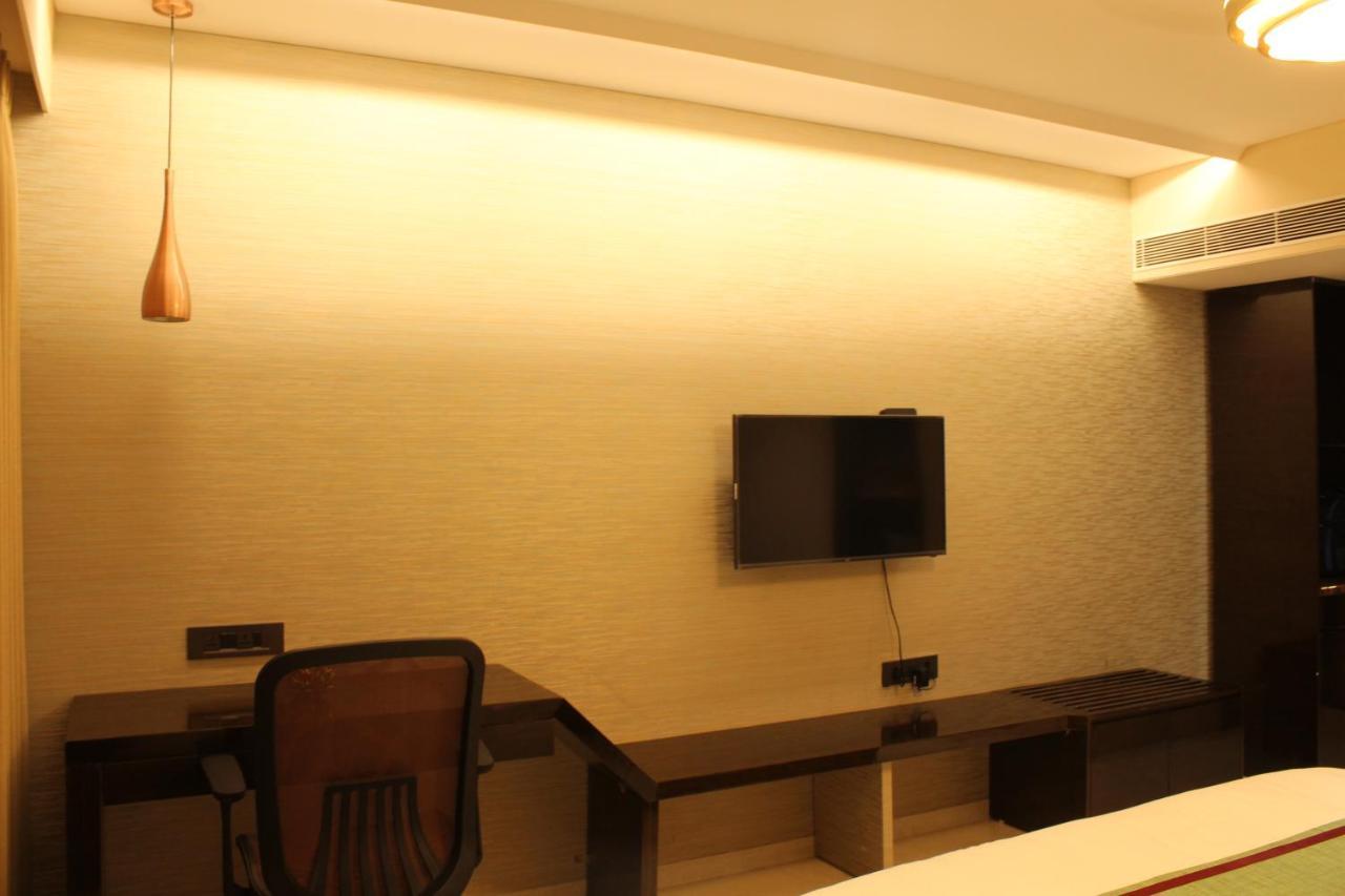 Zip By Spree Hotels Surat Bagian luar foto
