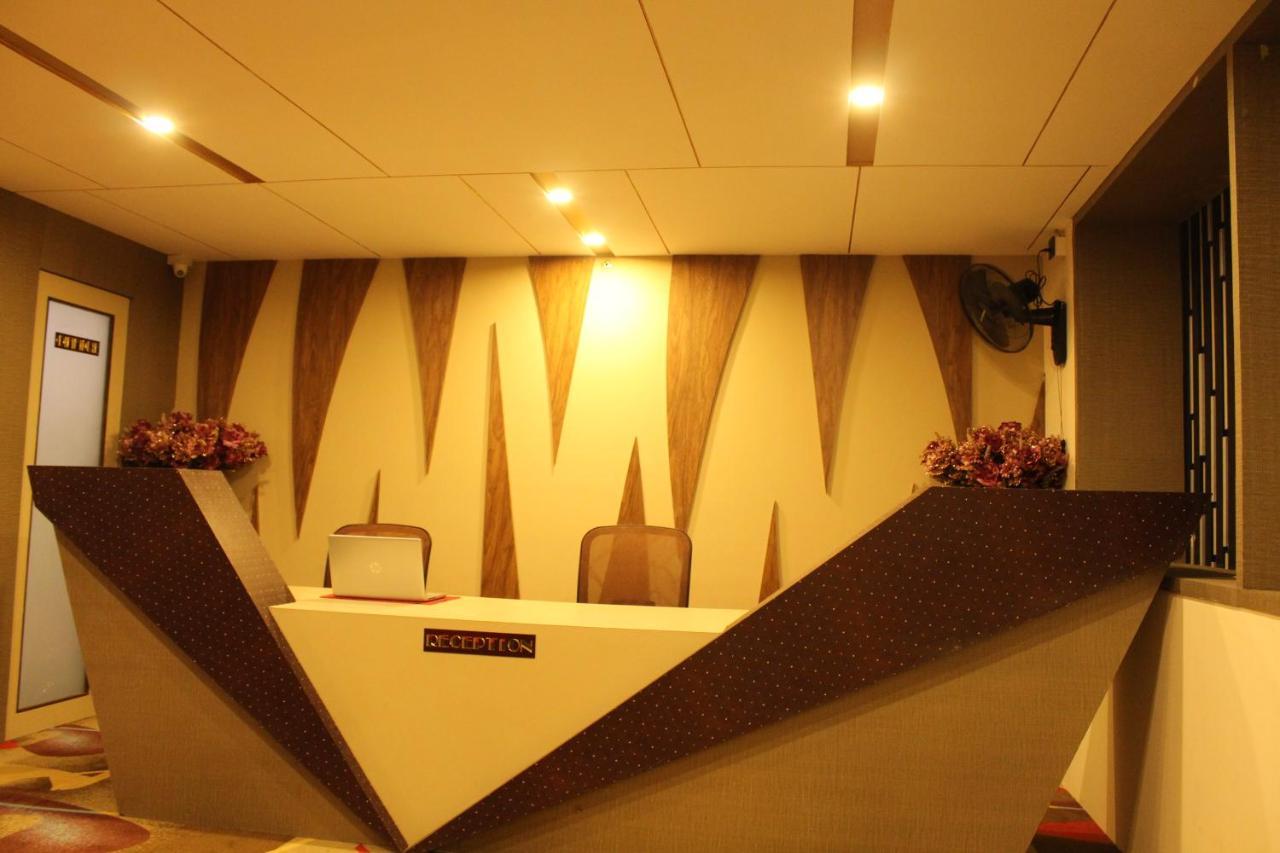 Zip By Spree Hotels Surat Bagian luar foto