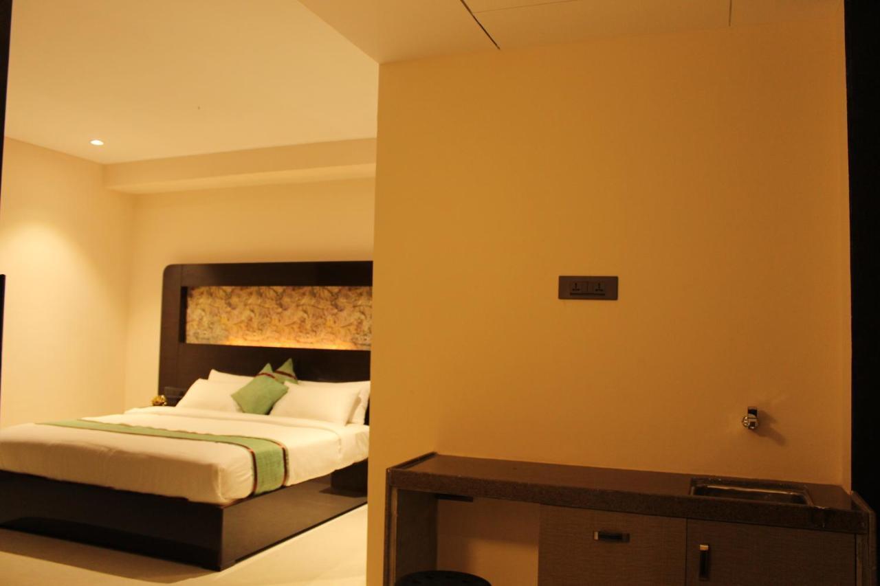 Zip By Spree Hotels Surat Bagian luar foto