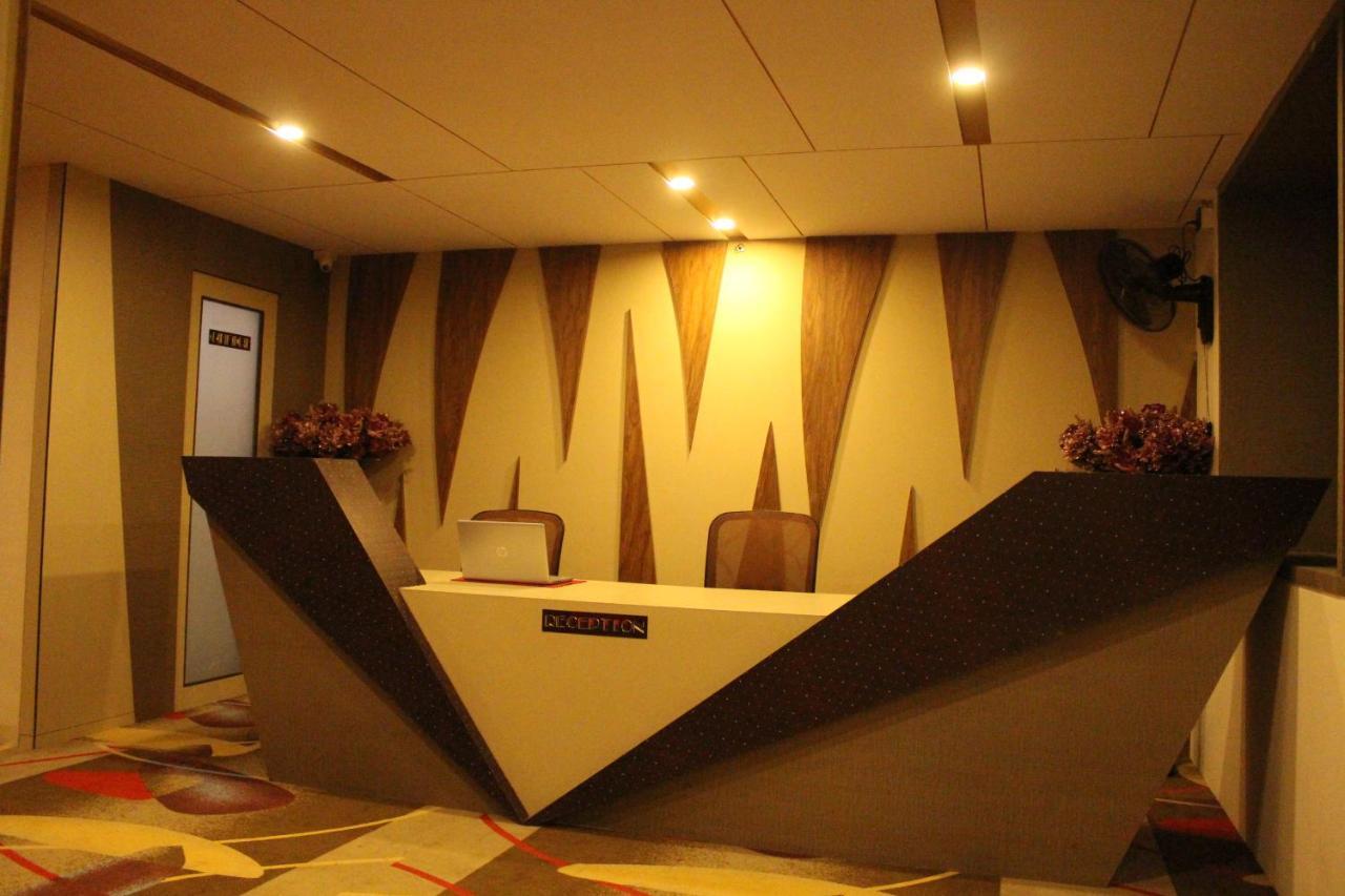 Zip By Spree Hotels Surat Bagian luar foto