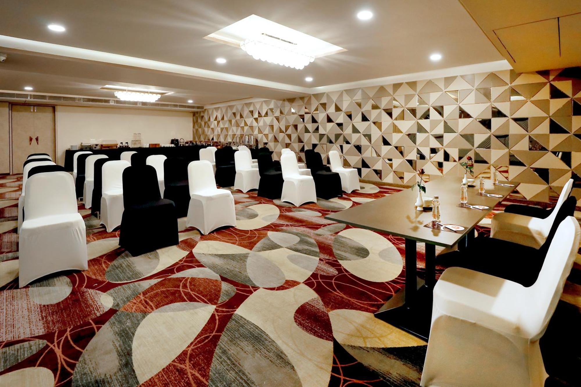 Zip By Spree Hotels Surat Bagian luar foto