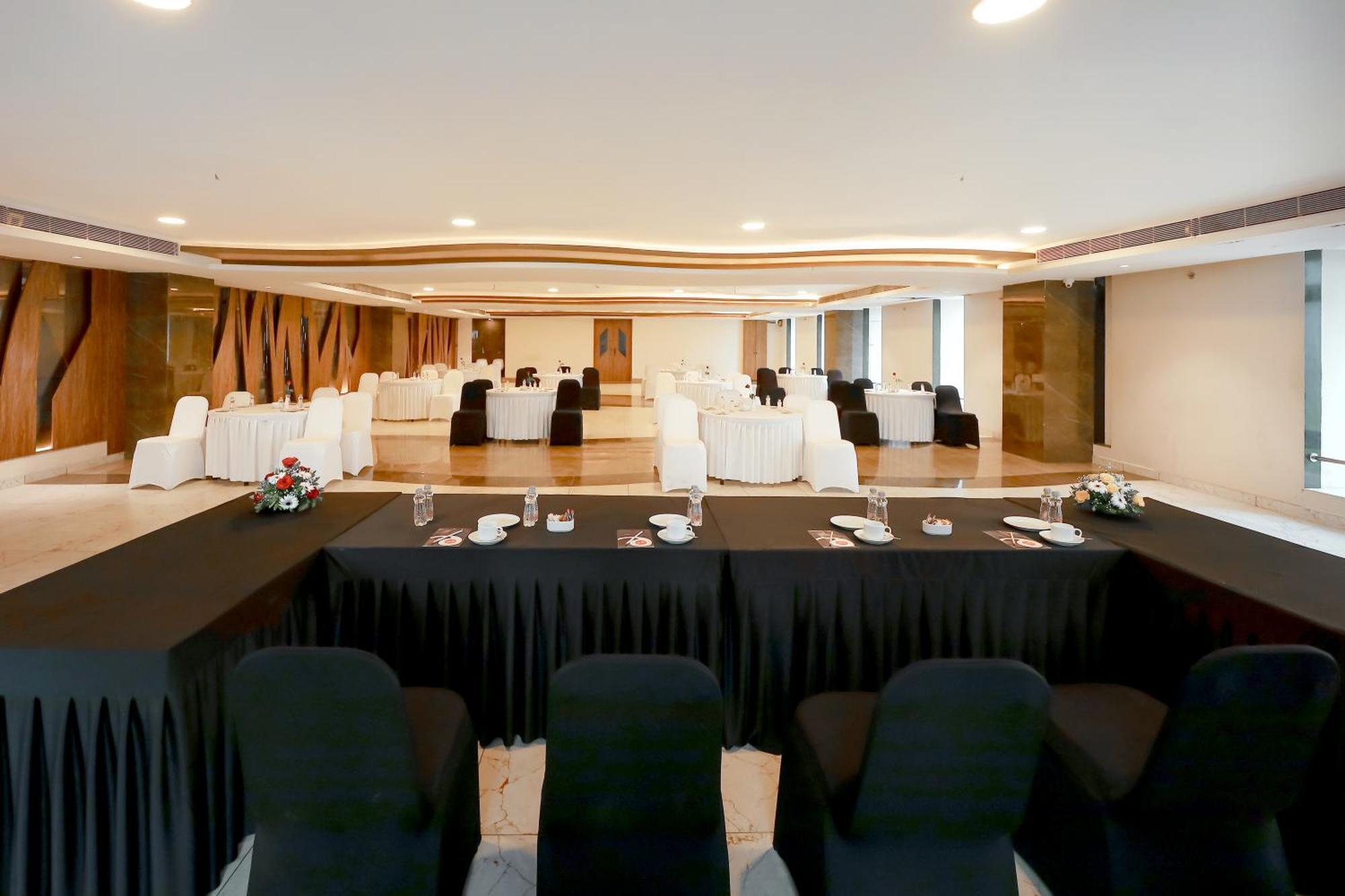 Zip By Spree Hotels Surat Bagian luar foto