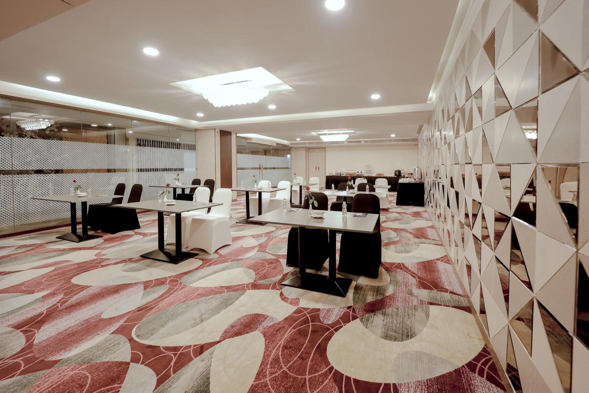 Zip By Spree Hotels Surat Bagian luar foto