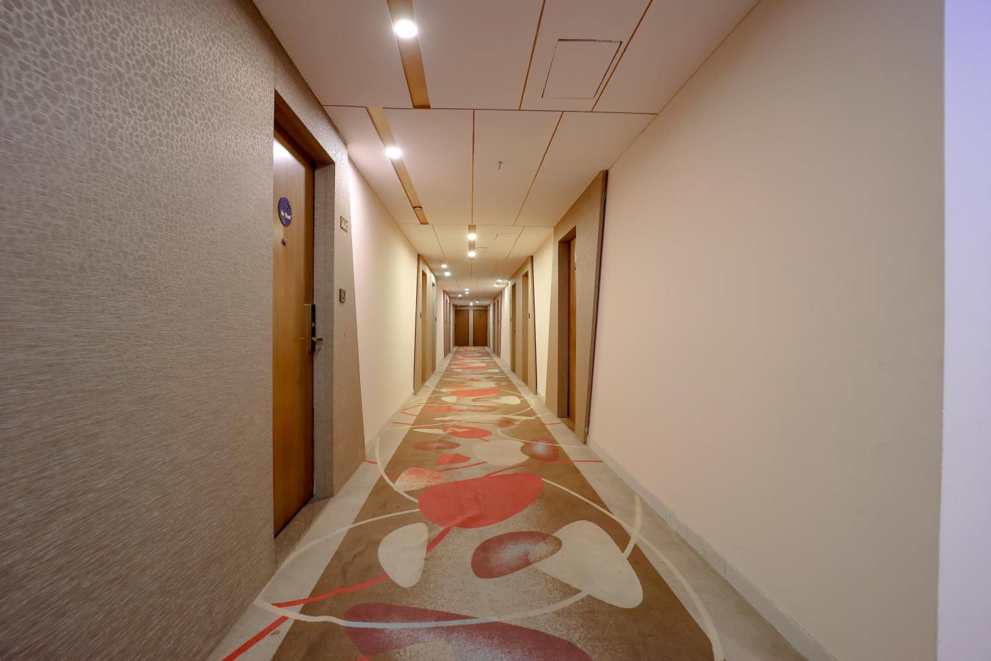 Zip By Spree Hotels Surat Bagian luar foto
