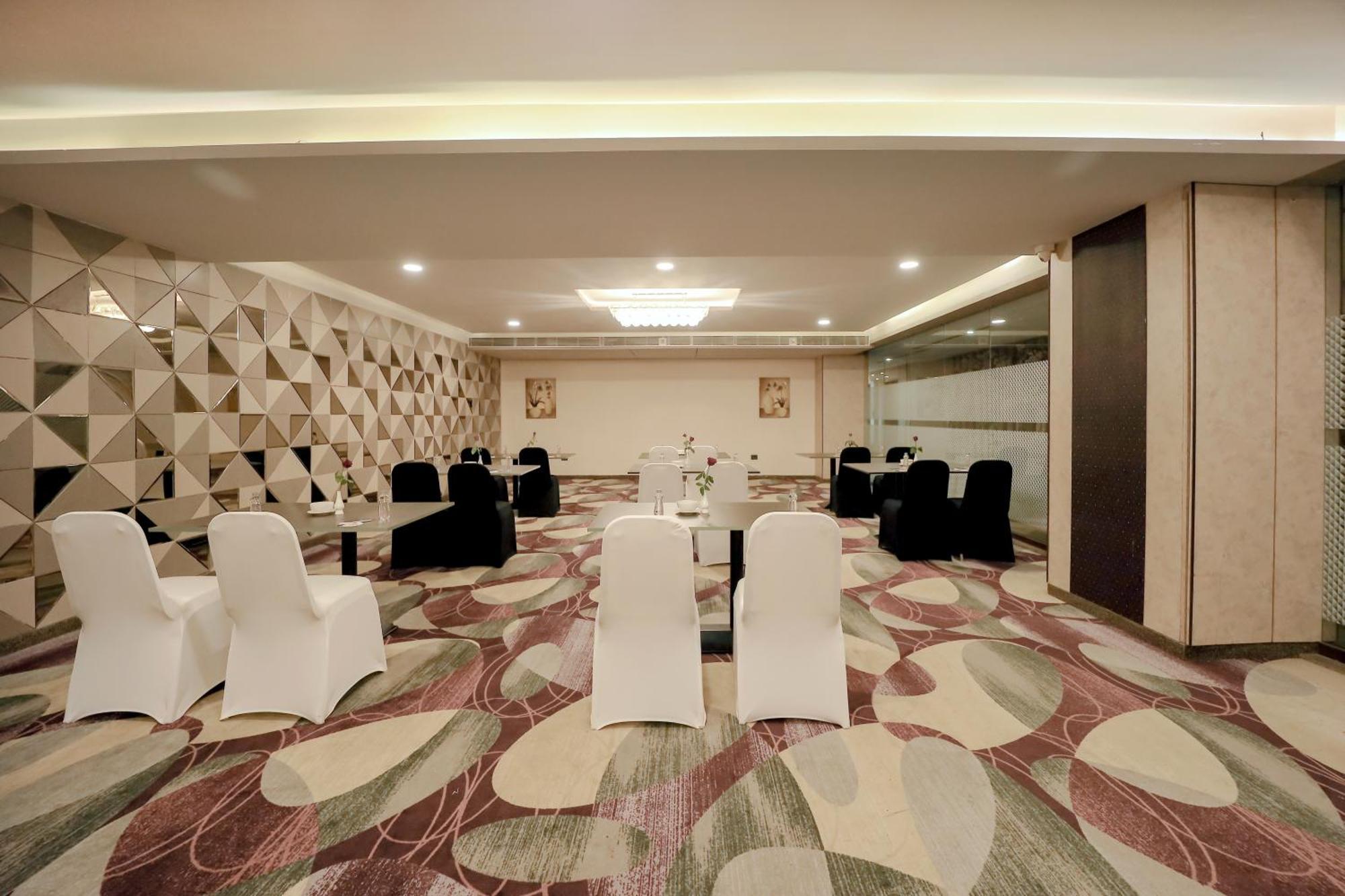 Zip By Spree Hotels Surat Bagian luar foto