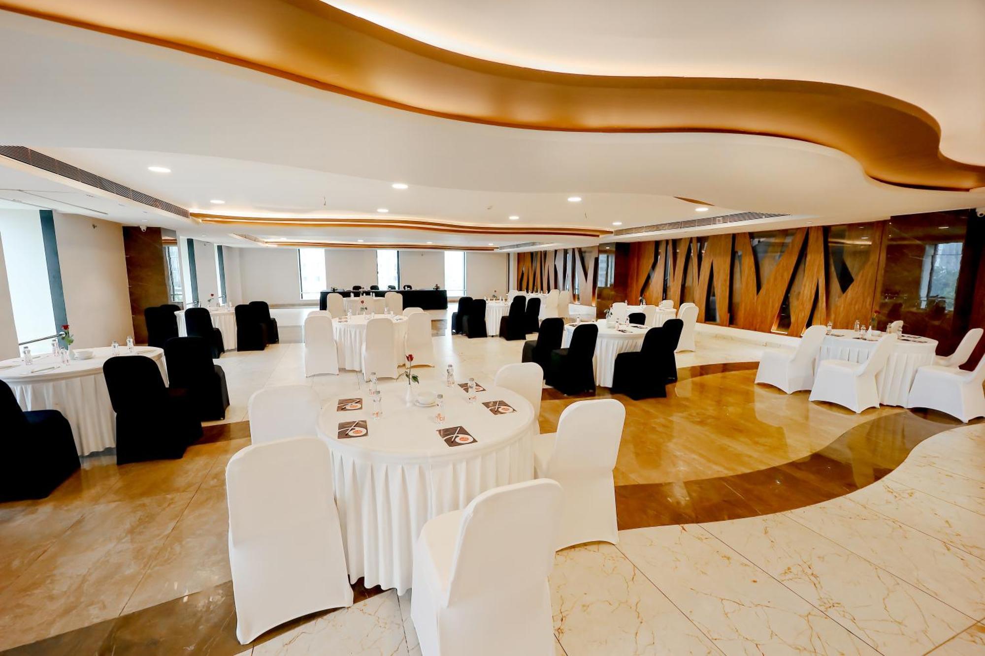 Zip By Spree Hotels Surat Bagian luar foto