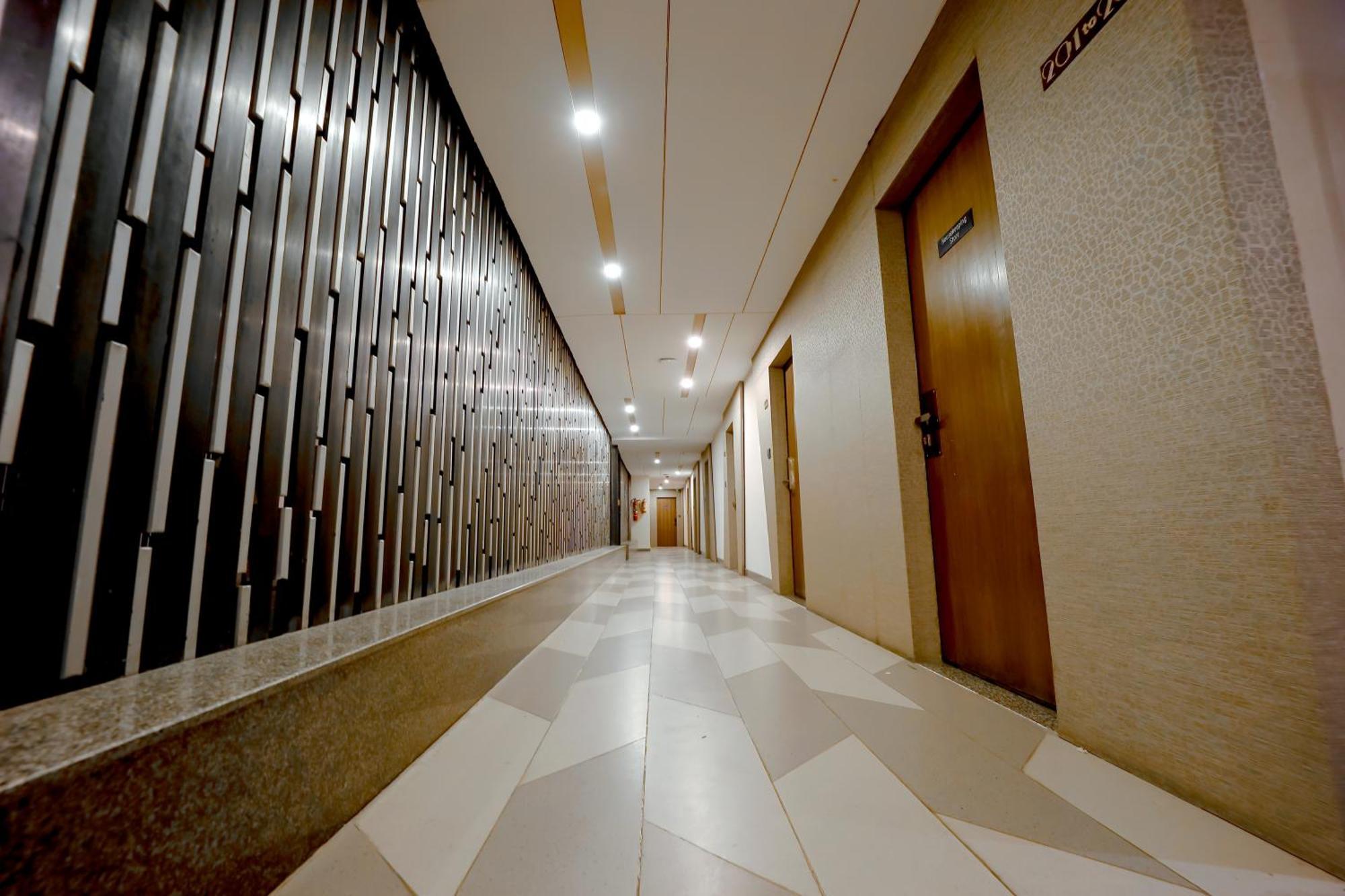 Zip By Spree Hotels Surat Bagian luar foto