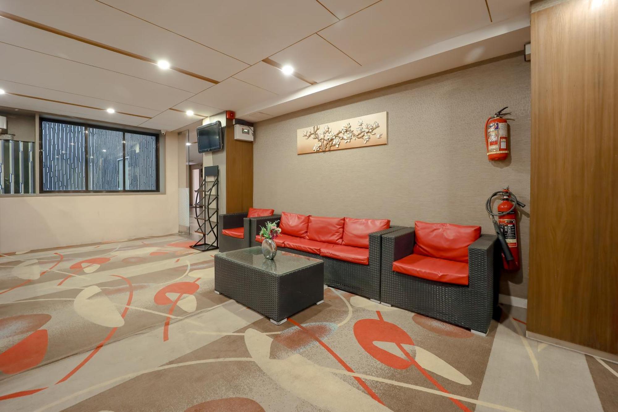 Zip By Spree Hotels Surat Bagian luar foto