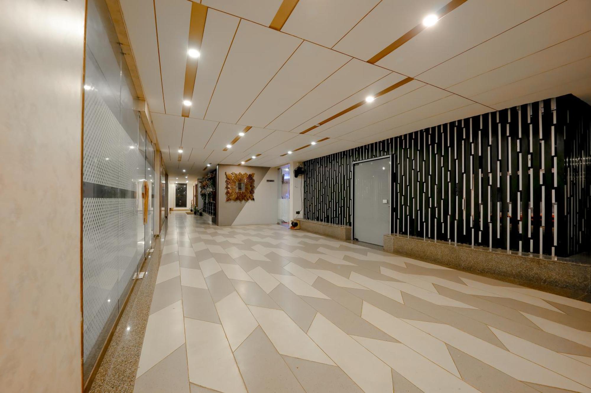 Zip By Spree Hotels Surat Bagian luar foto