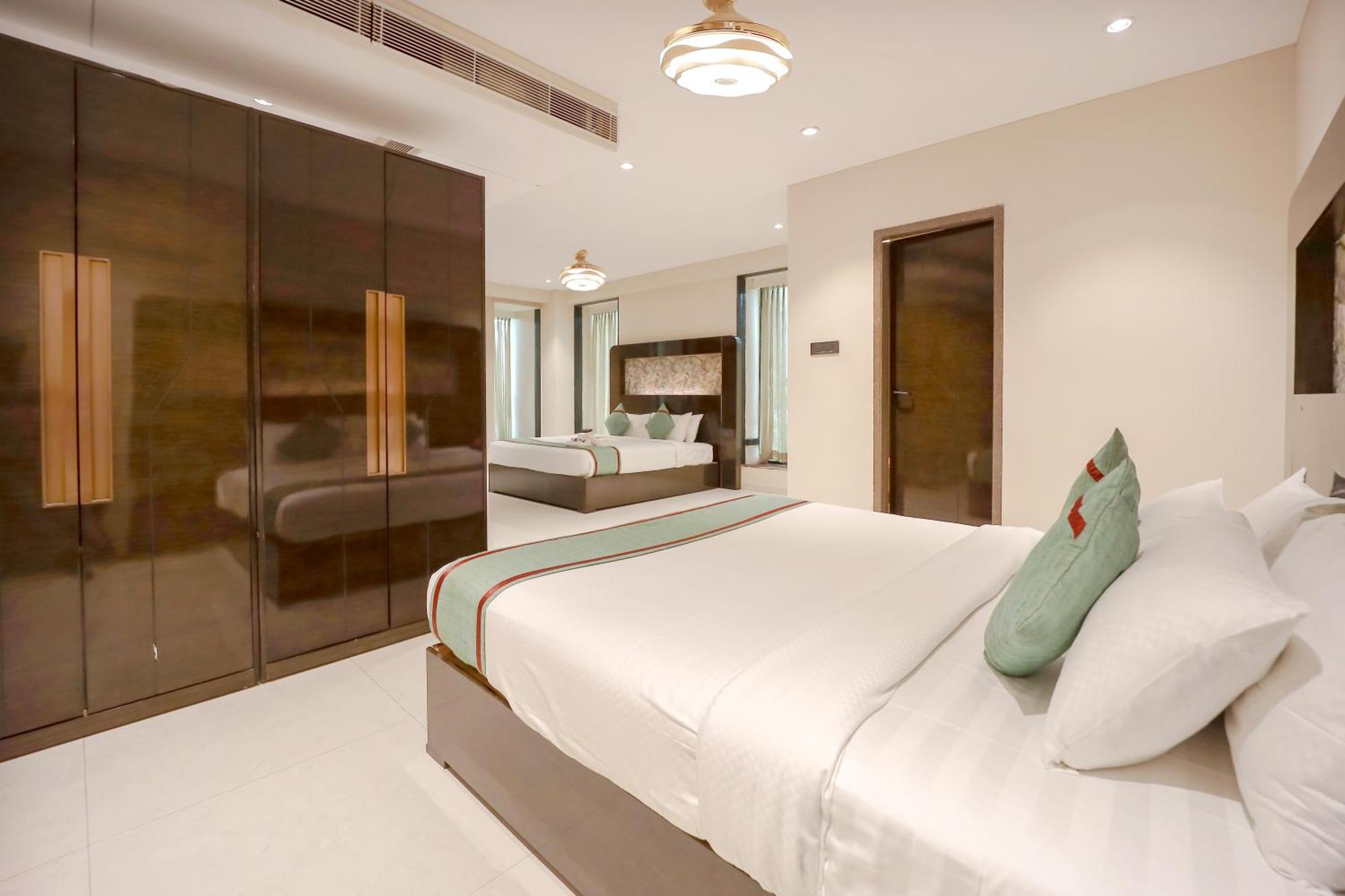 Zip By Spree Hotels Surat Bagian luar foto