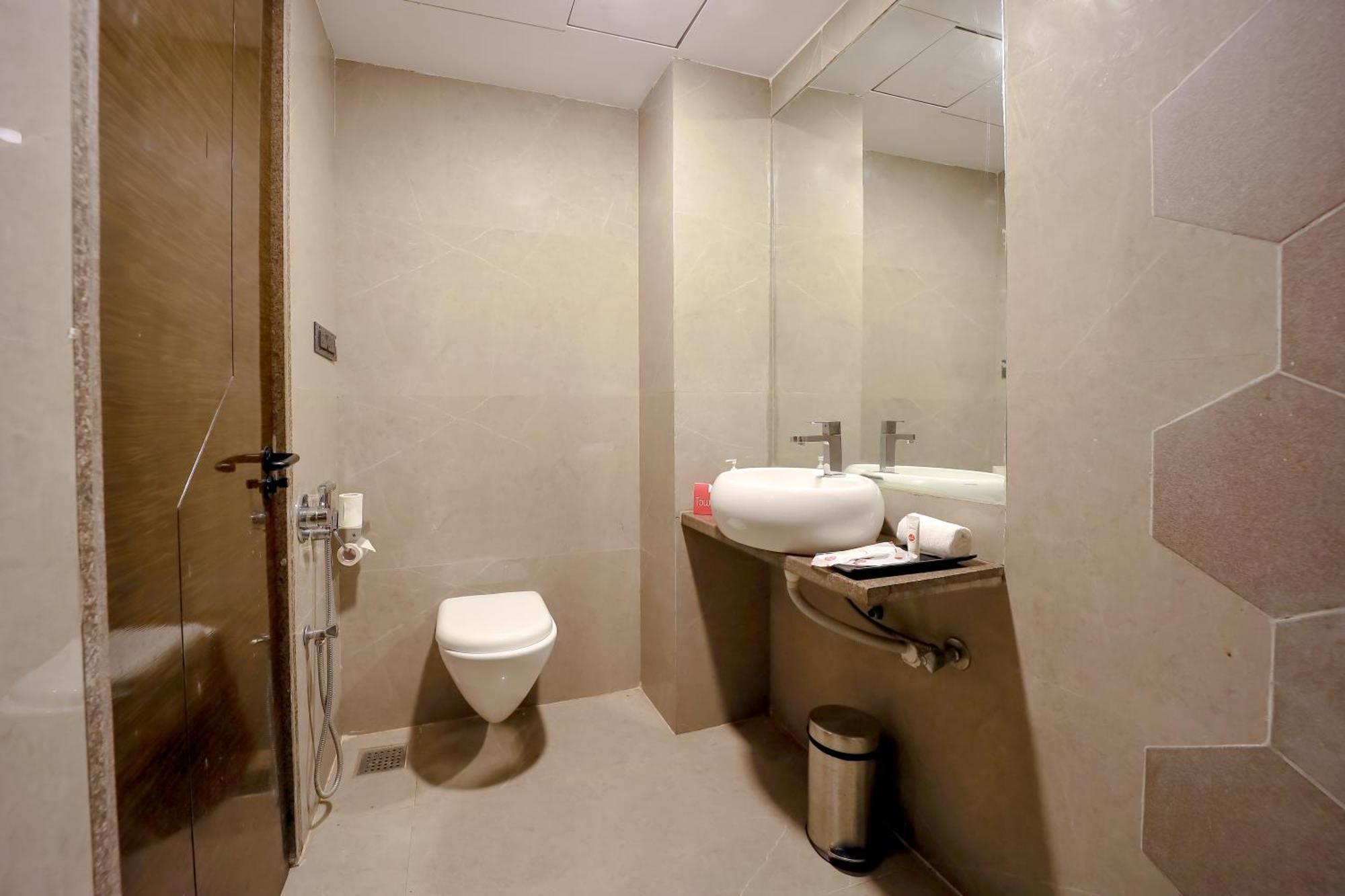Zip By Spree Hotels Surat Bagian luar foto
