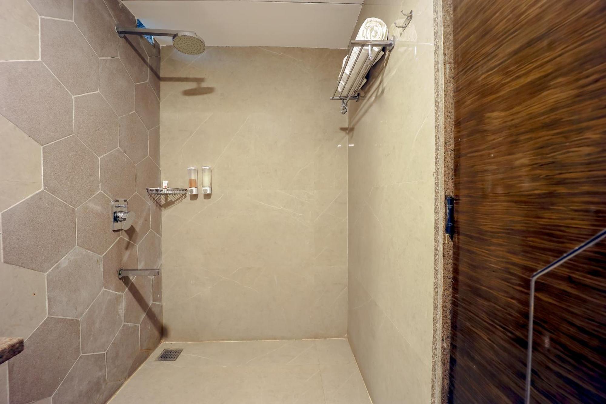Zip By Spree Hotels Surat Bagian luar foto