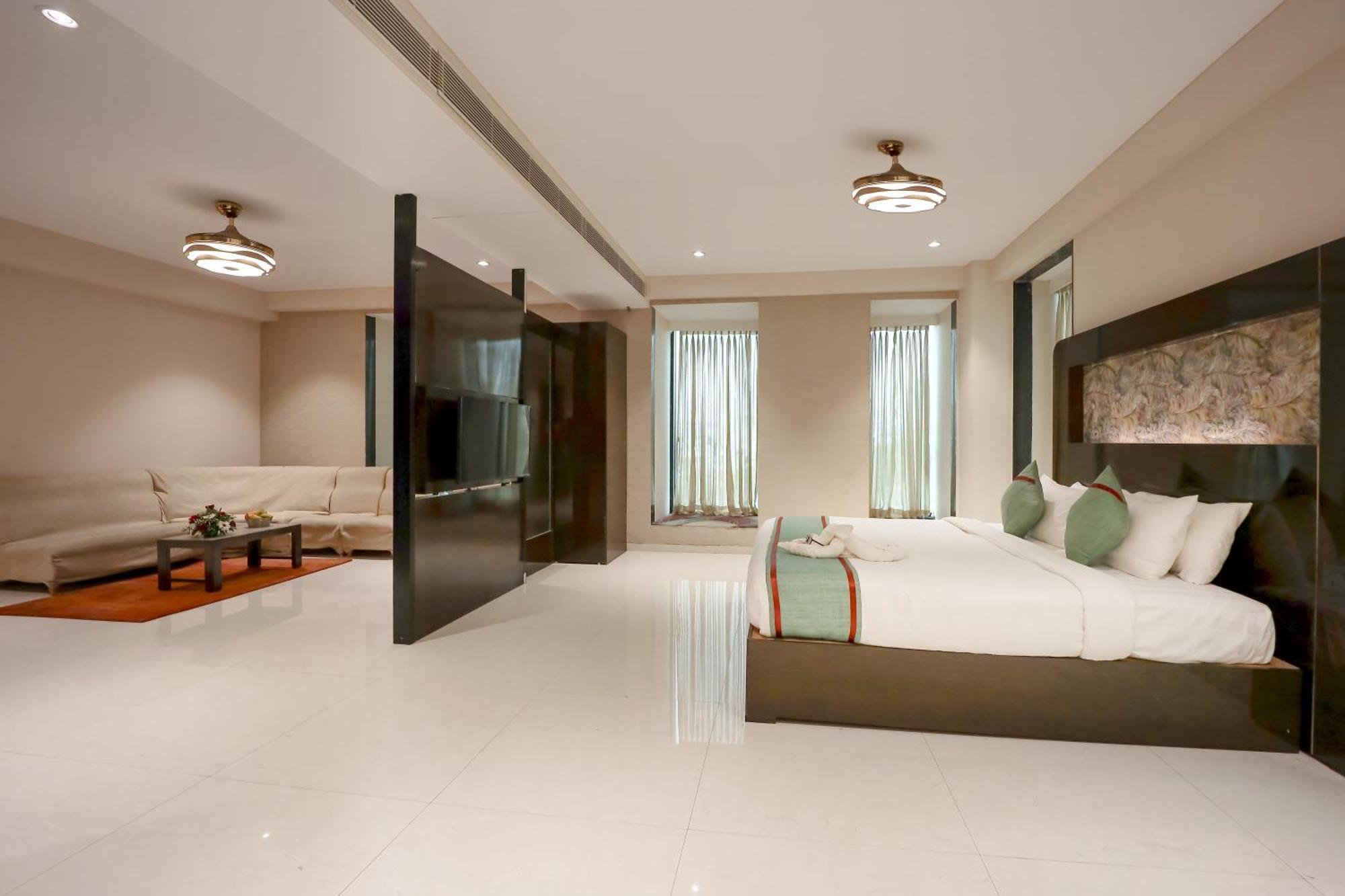 Zip By Spree Hotels Surat Bagian luar foto