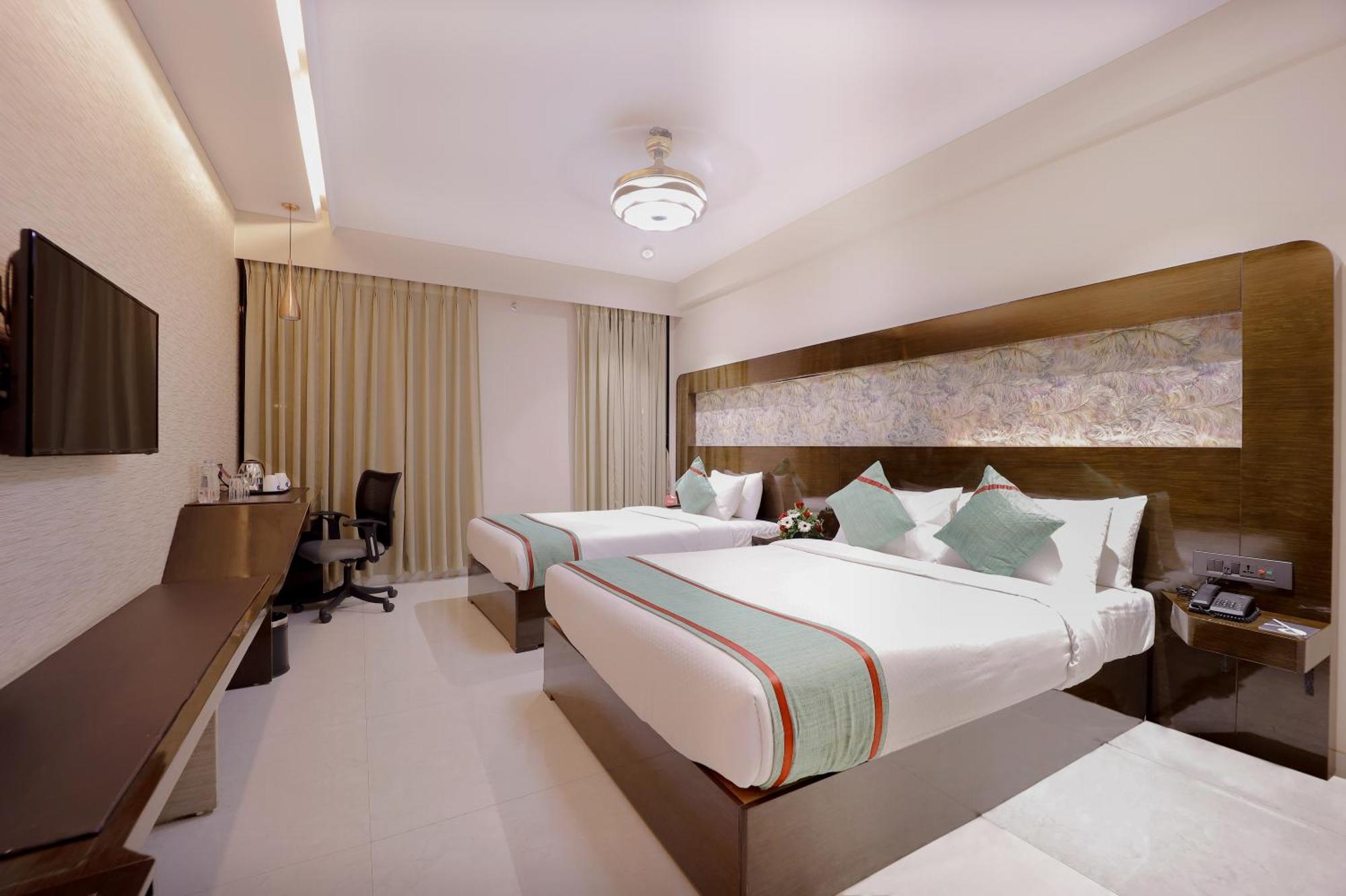 Zip By Spree Hotels Surat Bagian luar foto