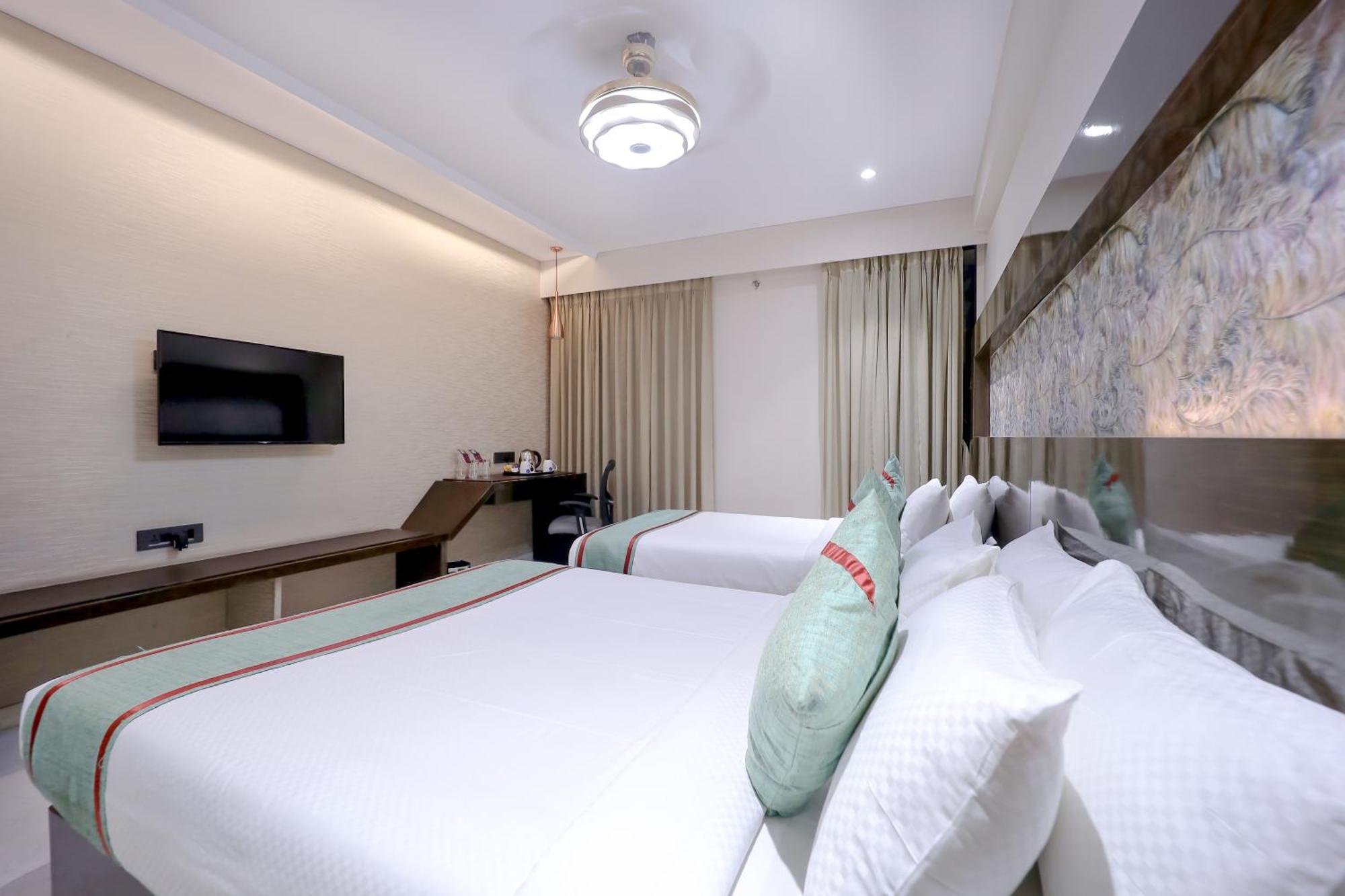 Zip By Spree Hotels Surat Bagian luar foto