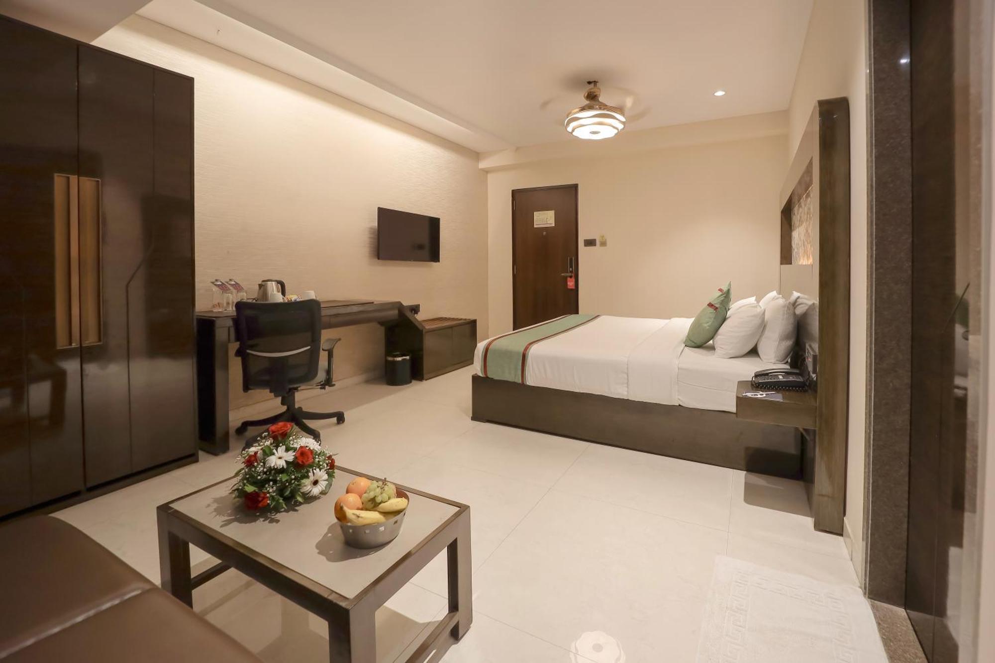 Zip By Spree Hotels Surat Bagian luar foto