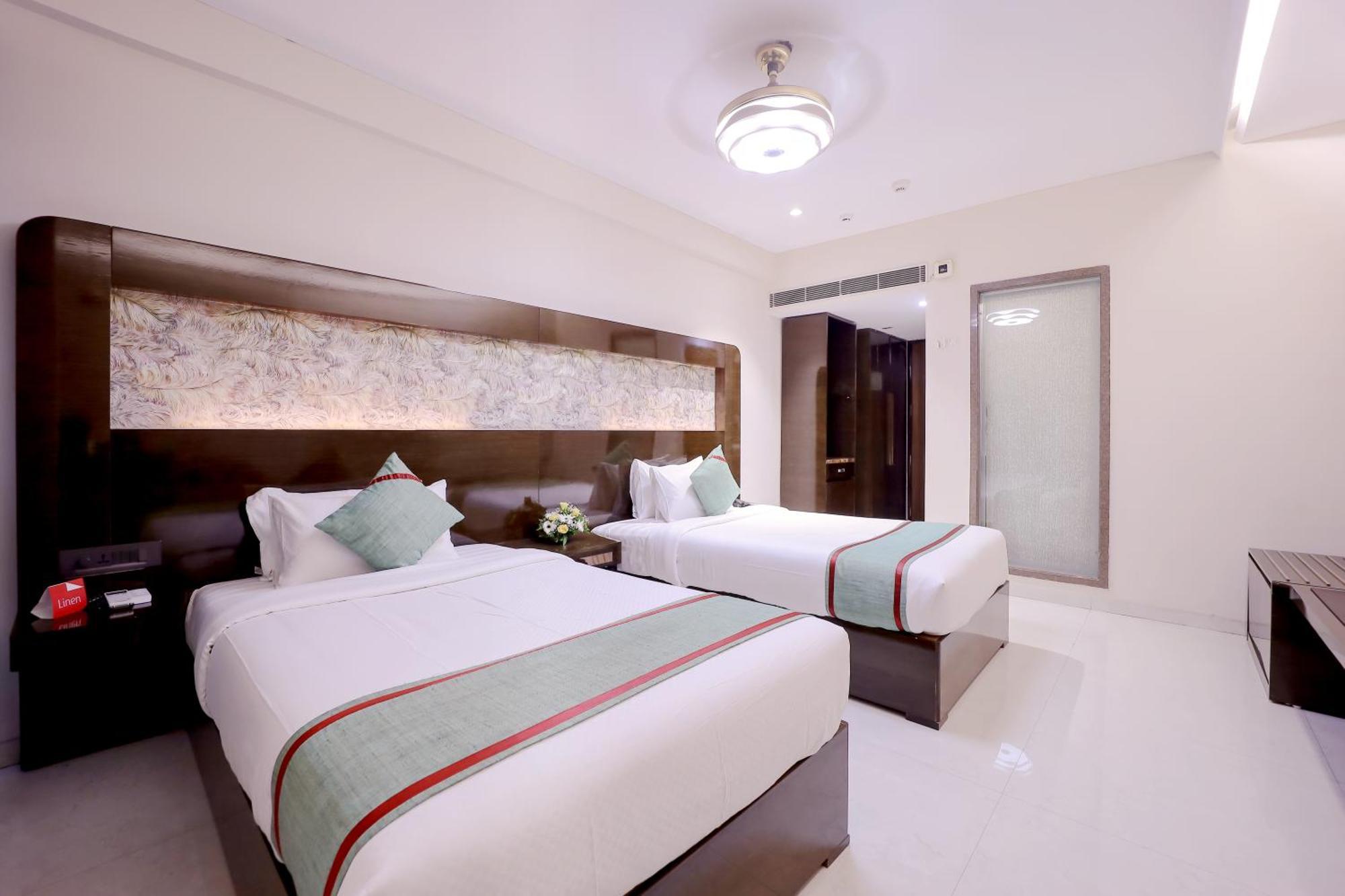 Zip By Spree Hotels Surat Bagian luar foto
