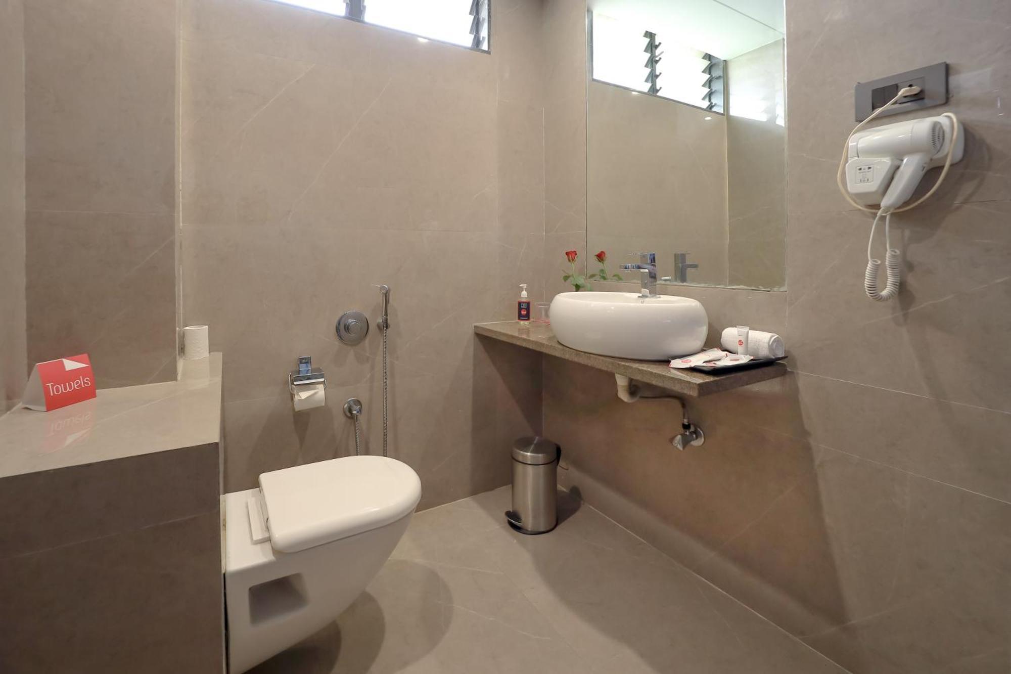 Zip By Spree Hotels Surat Bagian luar foto