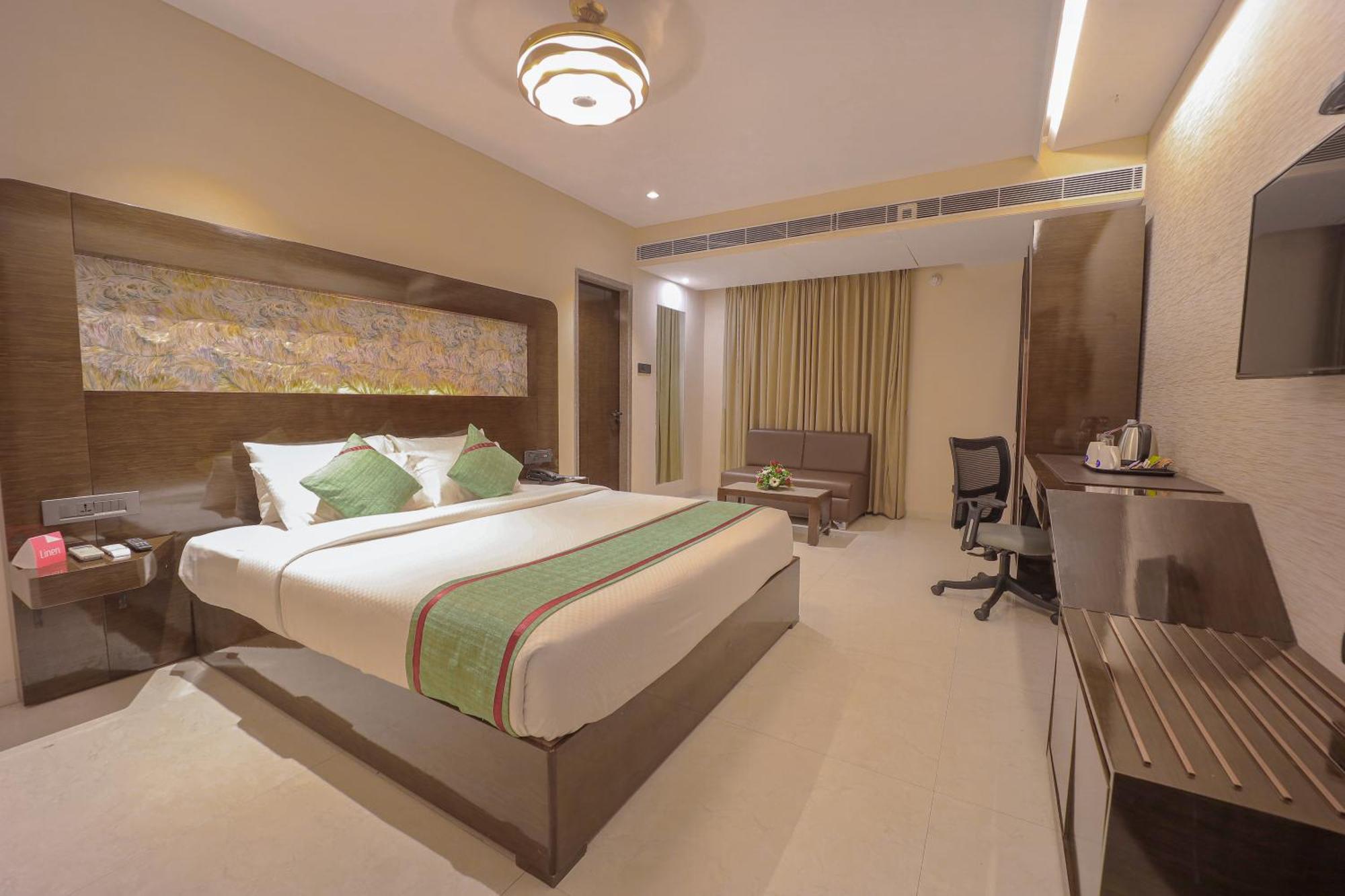 Zip By Spree Hotels Surat Bagian luar foto