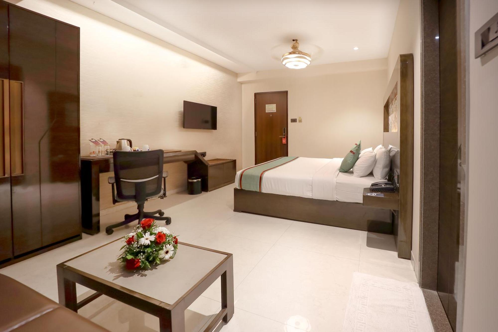Zip By Spree Hotels Surat Bagian luar foto