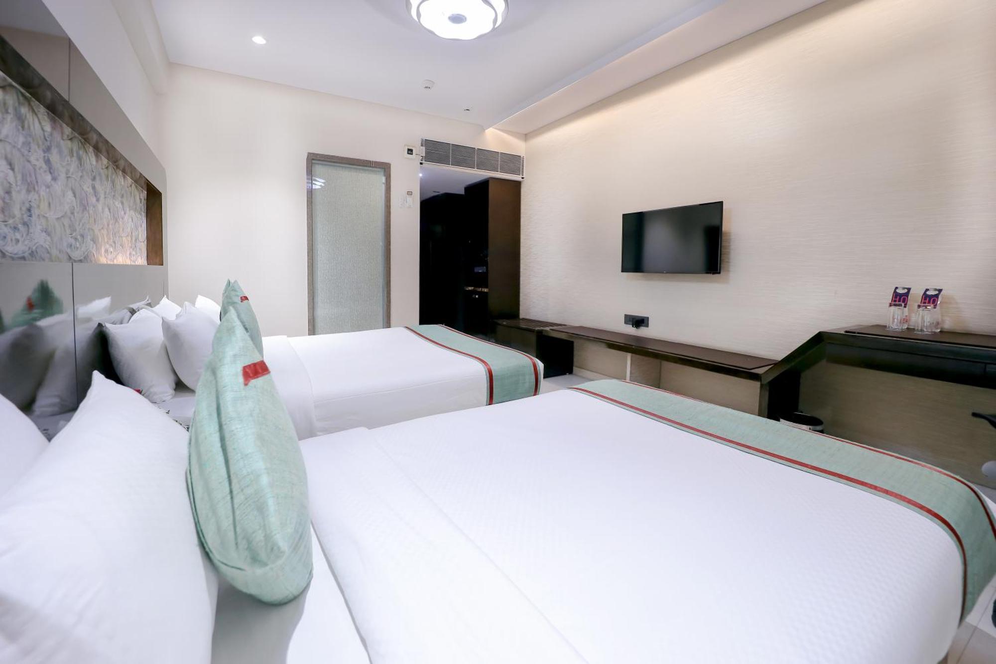 Zip By Spree Hotels Surat Bagian luar foto