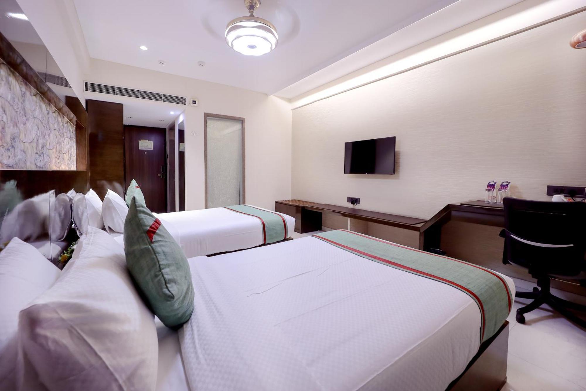 Zip By Spree Hotels Surat Bagian luar foto