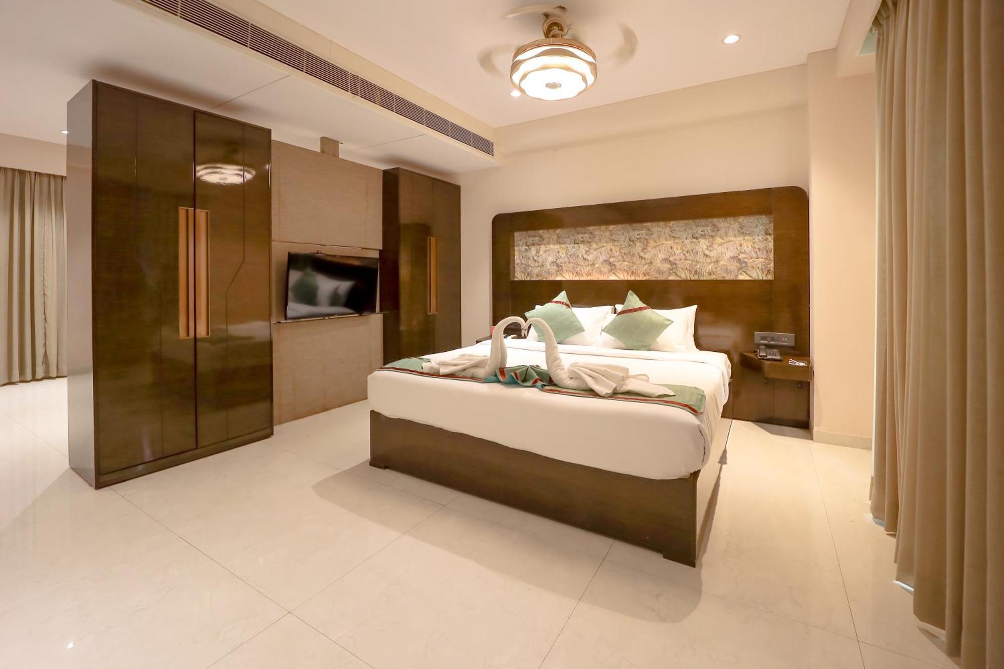 Zip By Spree Hotels Surat Bagian luar foto