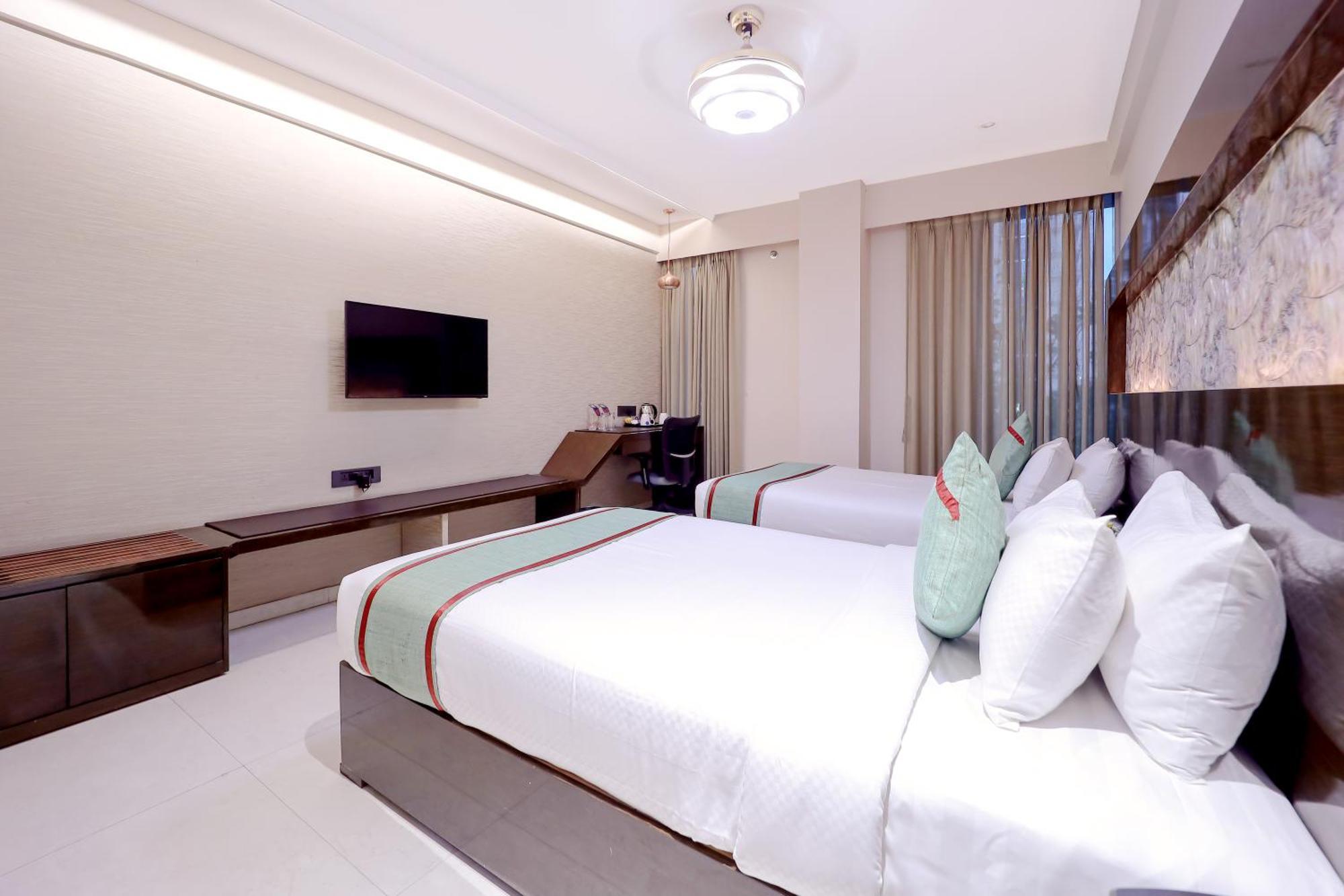Zip By Spree Hotels Surat Bagian luar foto