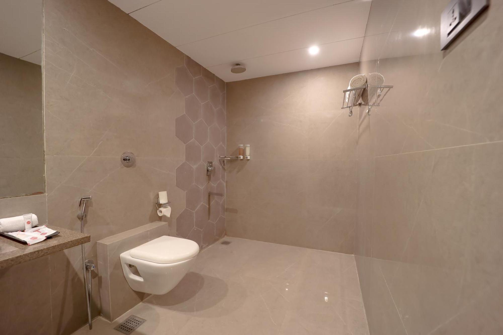 Zip By Spree Hotels Surat Bagian luar foto