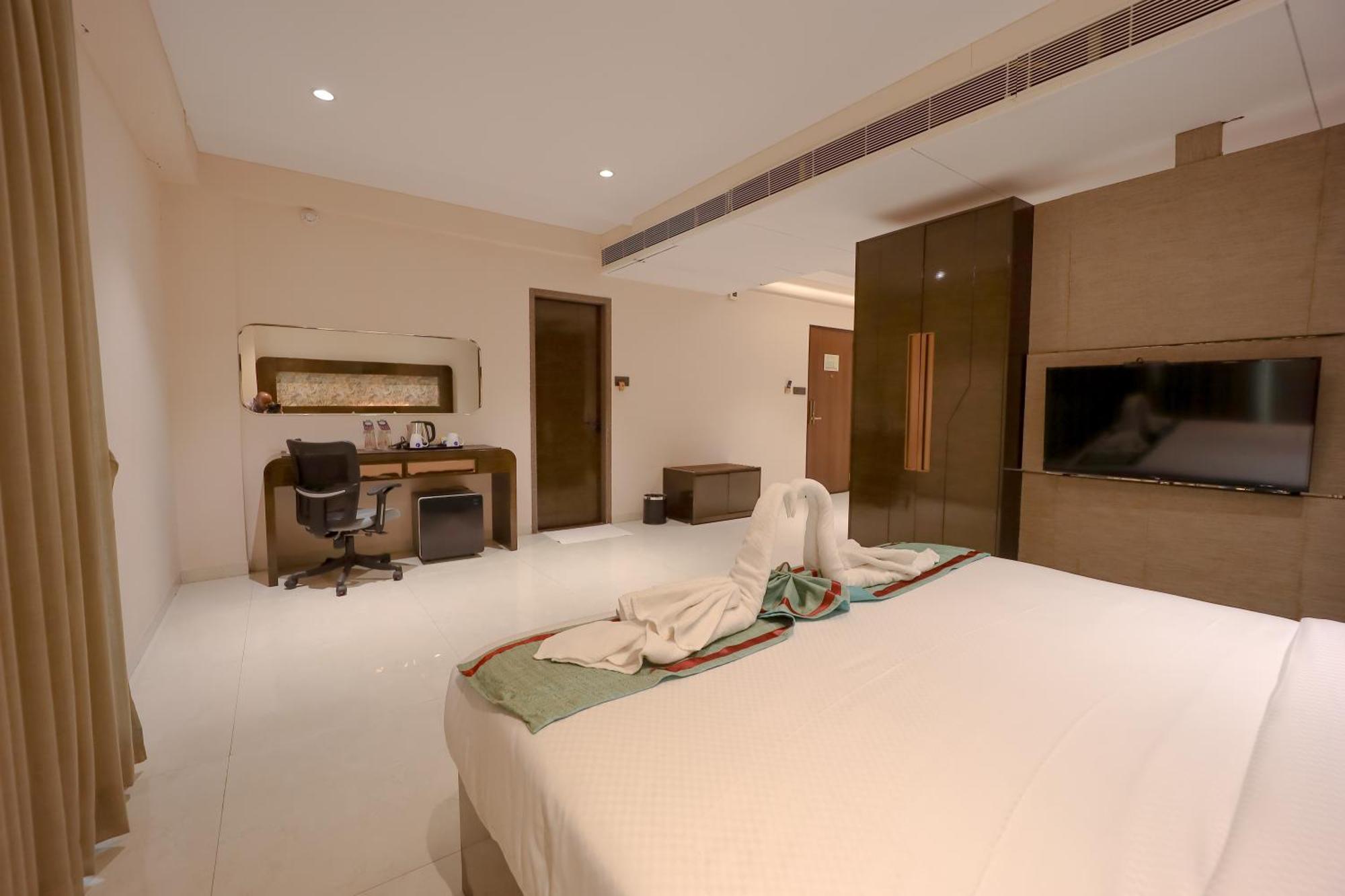 Zip By Spree Hotels Surat Bagian luar foto